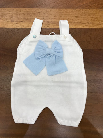 Salopette Baby Lord in filo bianco con bretelle con fiocco celeste applicato sul davanti