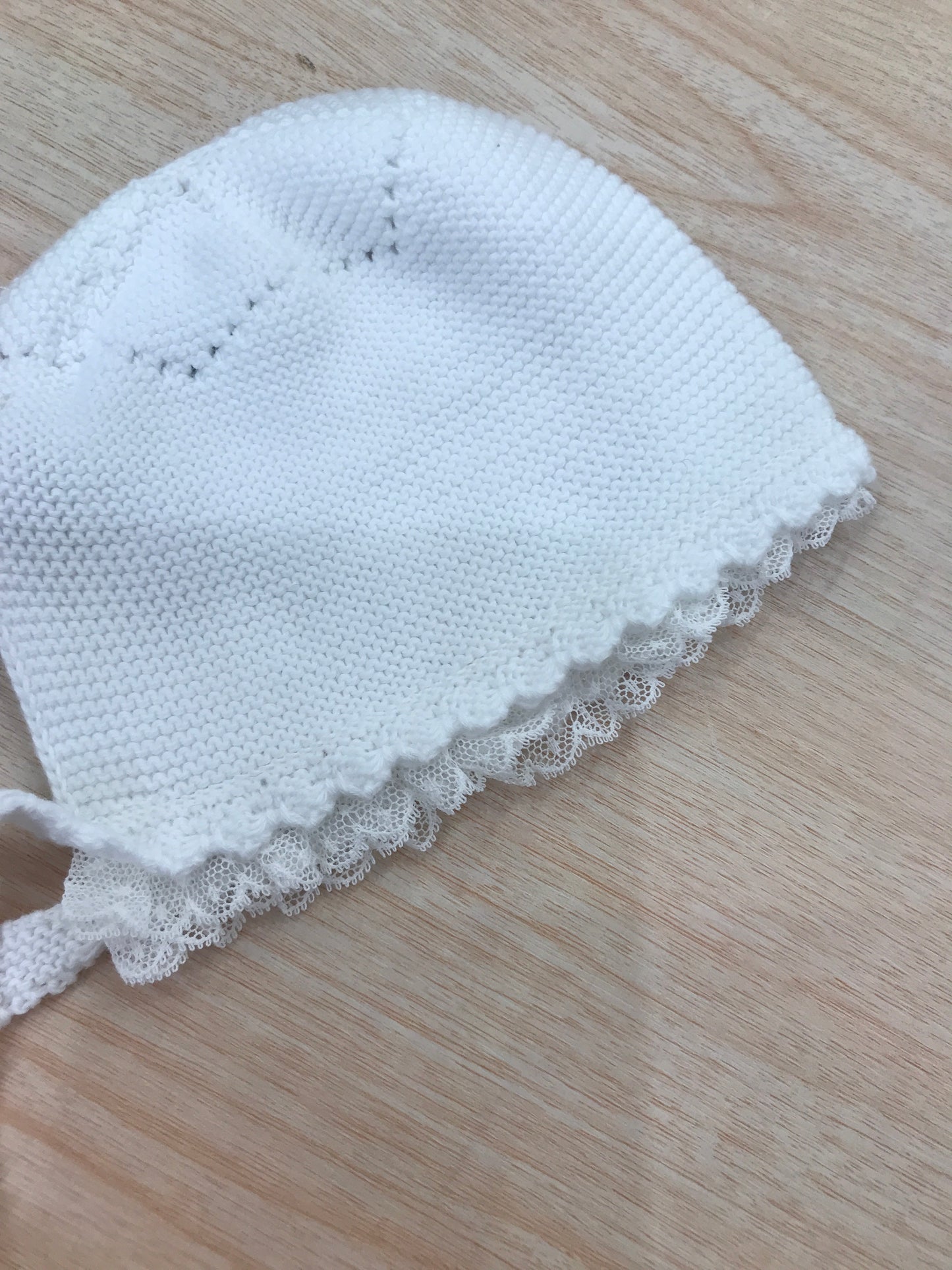 Cuffia PCS in filo bianca con ricamo e applicazione di pizzo