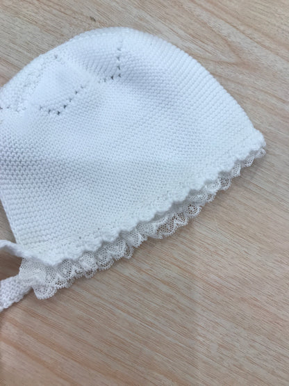 Cuffia PCS in filo bianca con ricamo e applicazione di pizzo