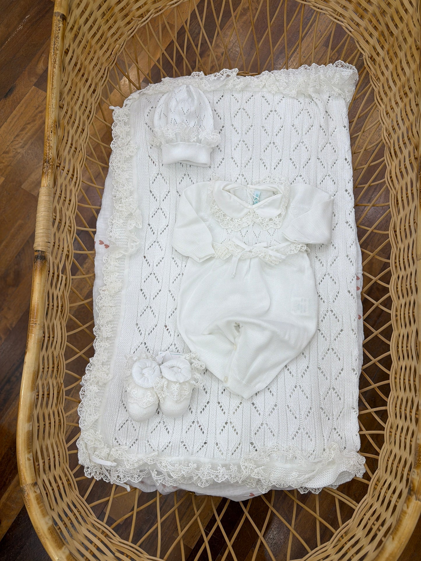 Coordinato nascita Bebè di Almy in filo bianco coperta traforata con pizzo al bordo con tutina intera cappello e babbucce con pizzo