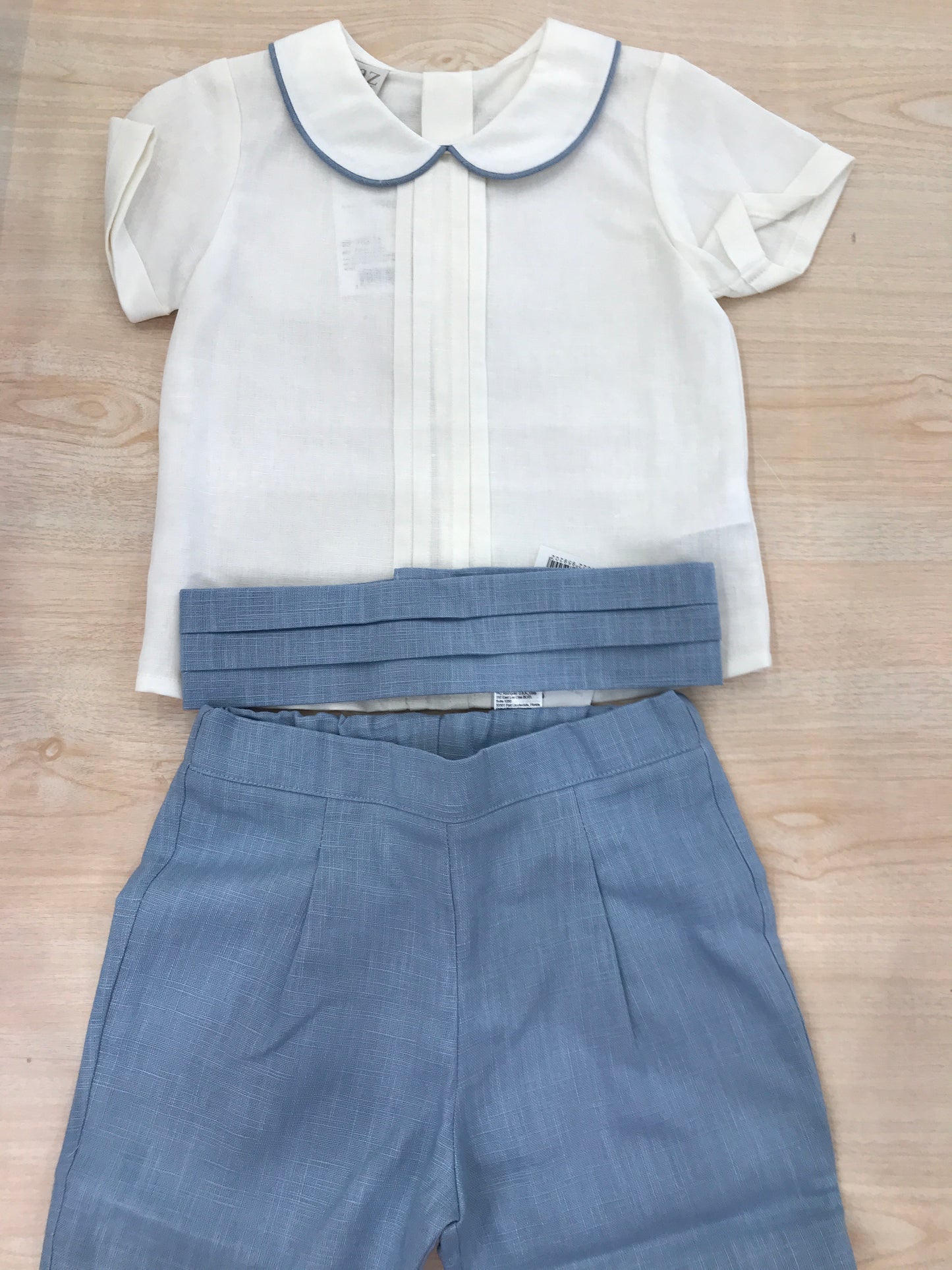 Completo Paz Rodriguez in lino camicia mezza manica con collo dal profilo blu con bermuda e fascia con pieghe