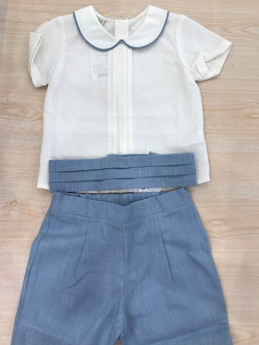 Completo Paz Rodriguez in lino camicia mezza manica con collo dal profilo blu con bermuda e fascia con pieghe