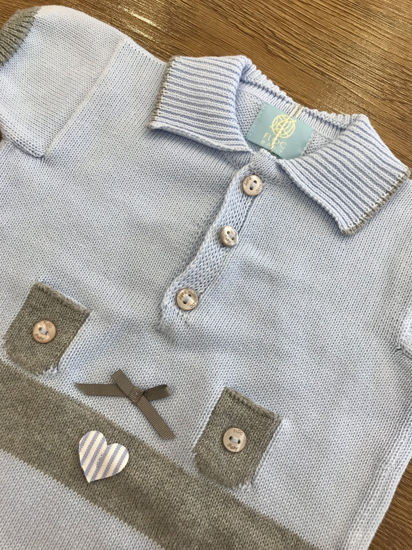 Pagliaccetto Floc Baby in filo celeste con rifiniture in grigio