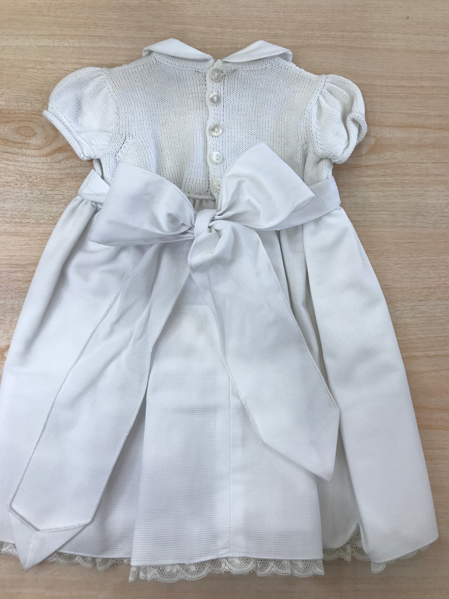 Abito Colibrì bianco gonna con pizzo corpetto in filo con fiori rosa ricamati e sul retro fiocchetto