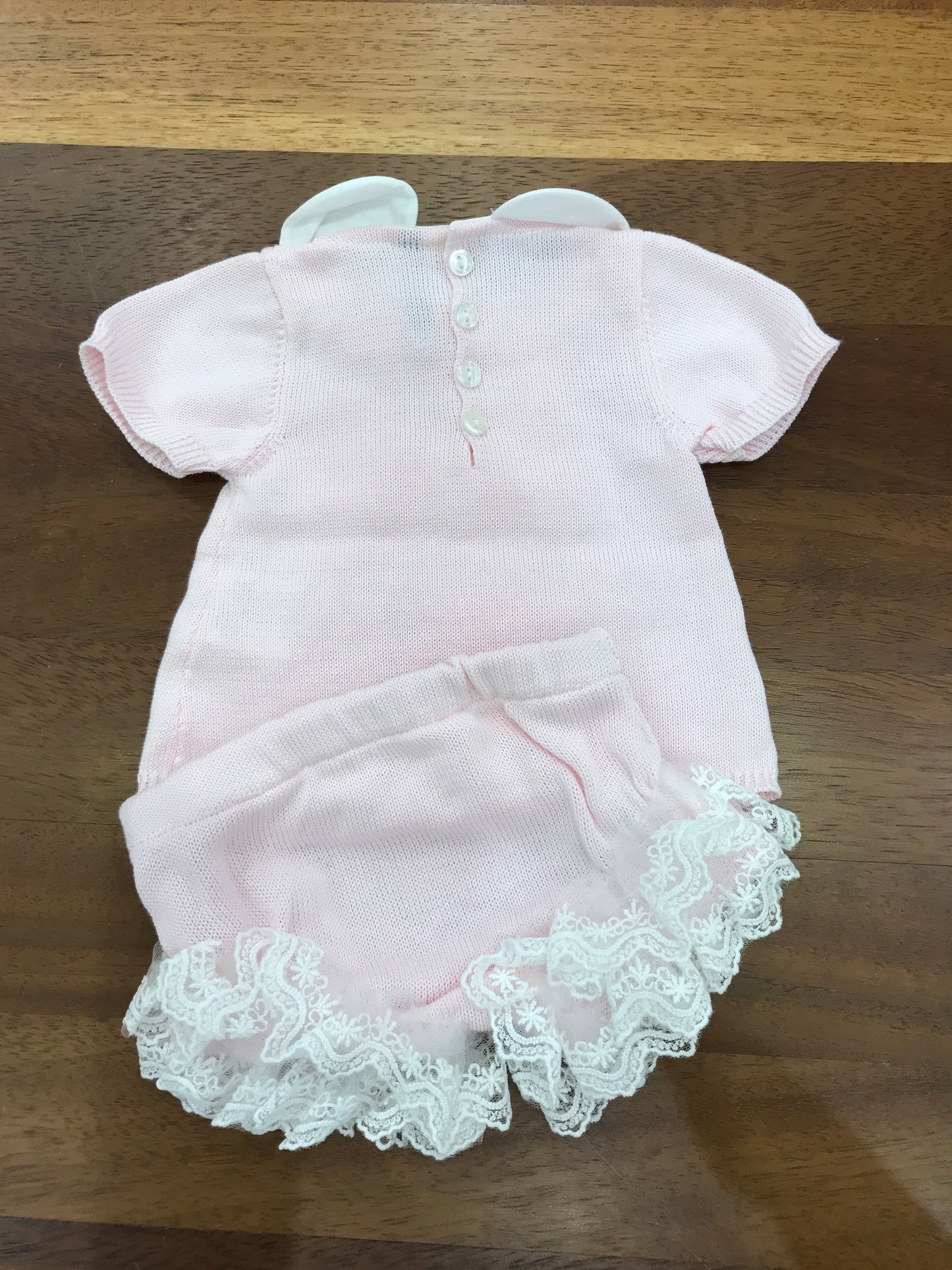 Completo Bebè di Almy in filo rosa due pezzi mezza manica con fiocco e pizzo sul davanti con culotte con pizzo