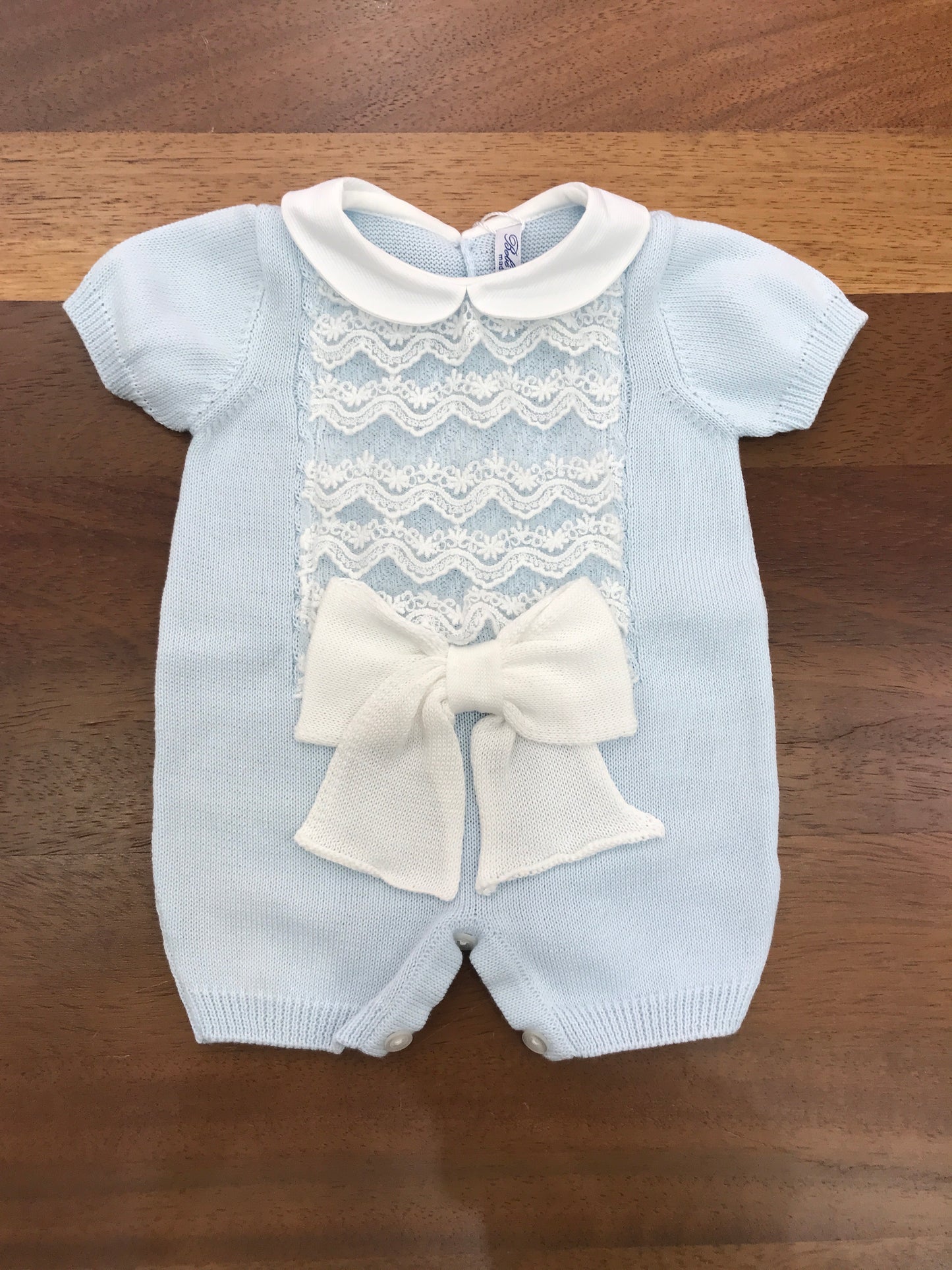 Pagliaccetto Bebè di Almy in filo celeste mezza manica collo bianco tondo con valancienne e fiocco sul davanti