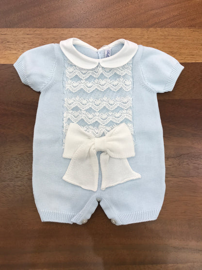 Pagliaccetto Bebè di Almy in filo celeste mezza manica collo bianco tondo con valancienne e fiocco sul davanti