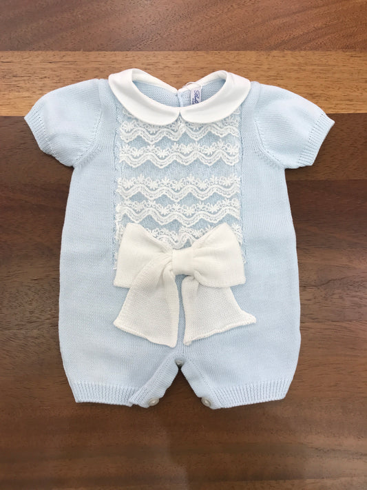 Pagliaccetto Bebè di Almy in filo celeste mezza manica collo bianco tondo con valancienne e fiocco sul davanti