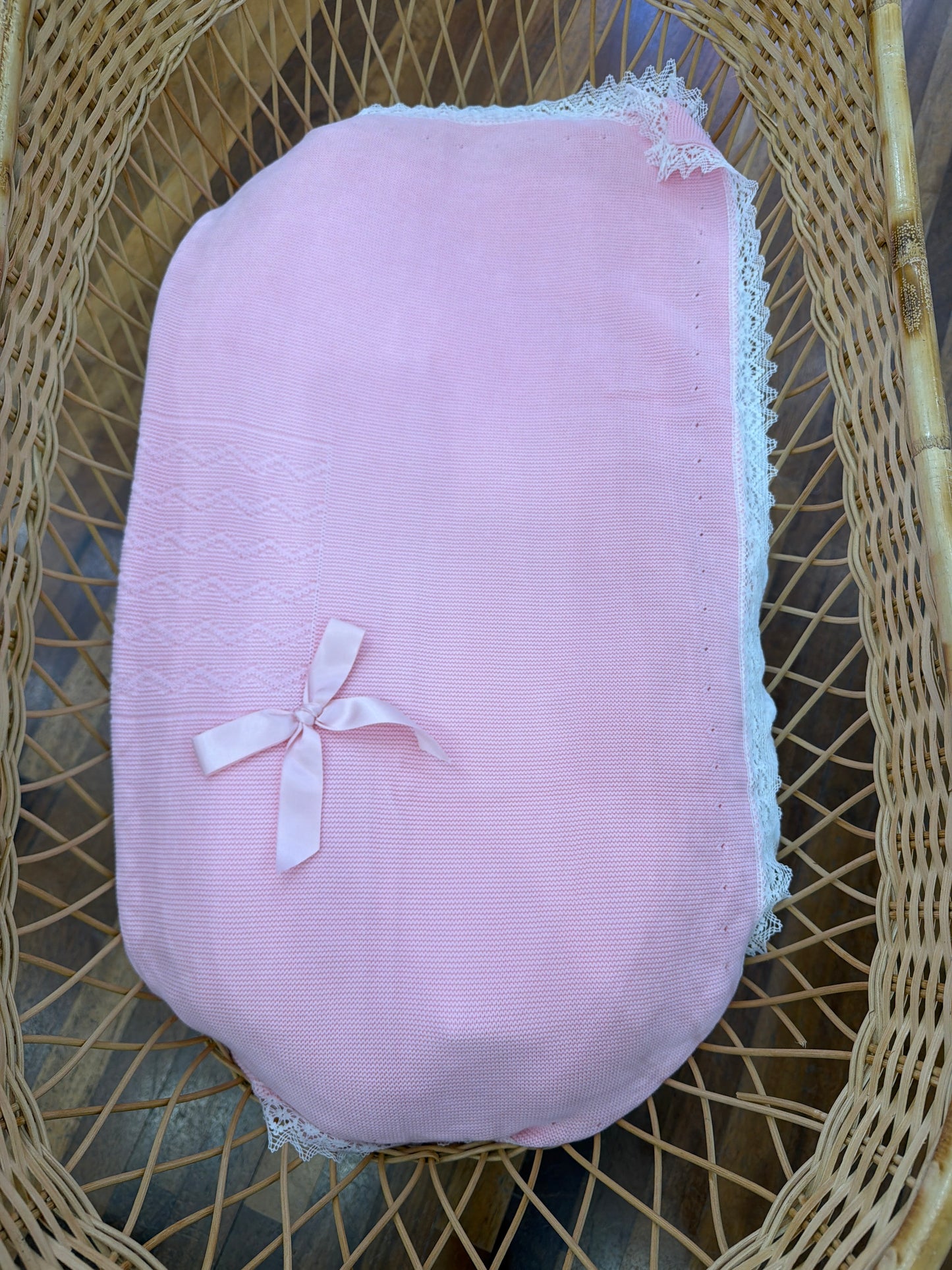 Coperta PCS in filo rosa con pizzo ai bordi con fiocchetto sul davanti