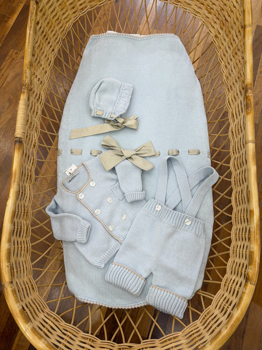 Coordinato nascita Colibrì in filo celeste coperta con passanastro beige tutina due pezzi con salopette e cardigan con cuffia con fiocco sotto collo