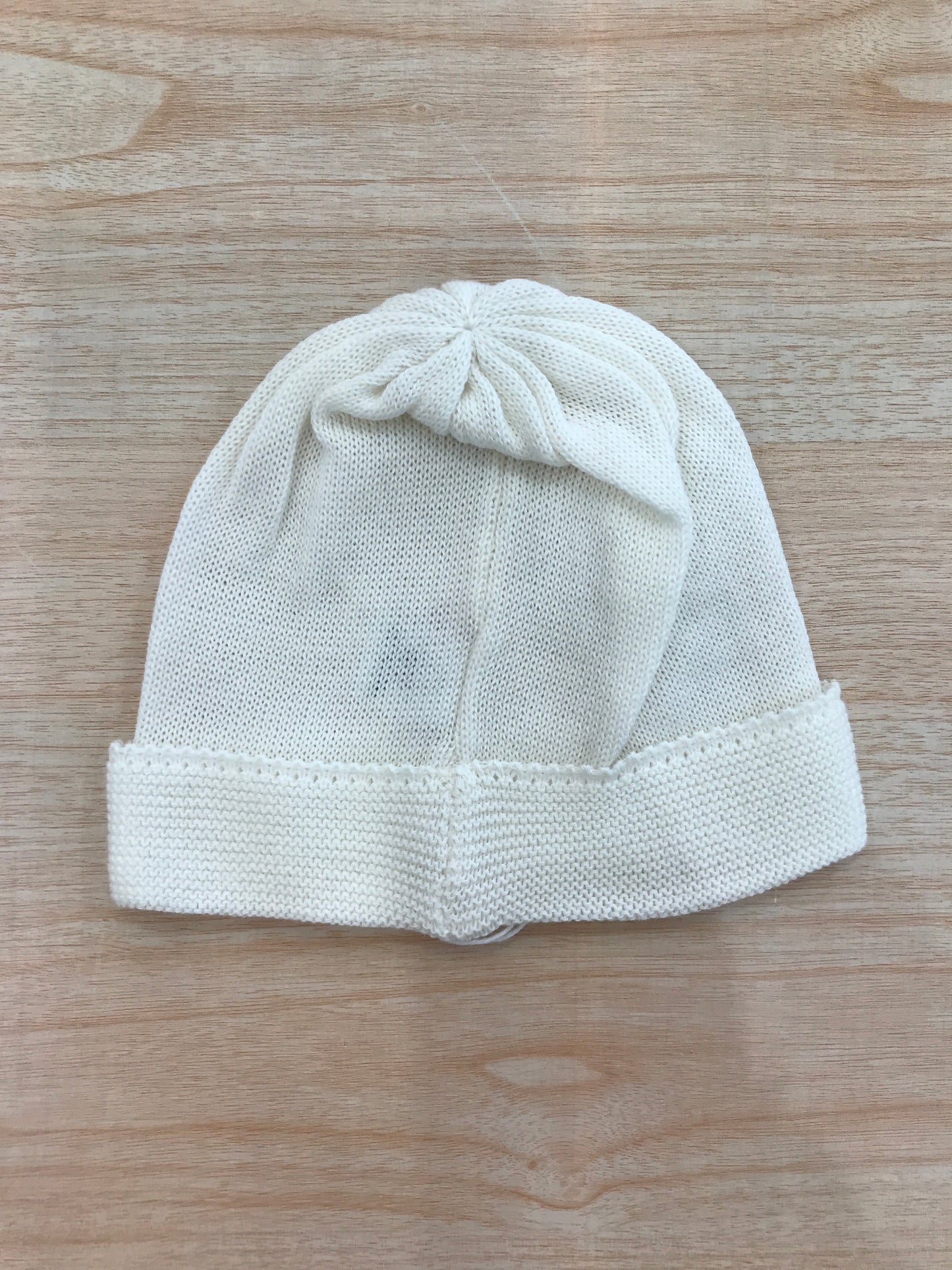 Cappello Baby Lord in filo panna con risvolto e farfalla con fiori