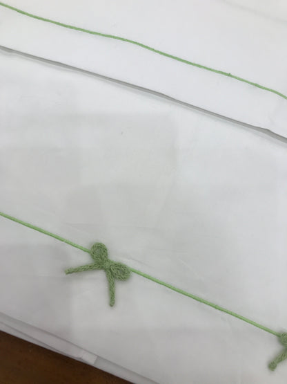 Lenzuolino Colori Chiari in cotone bianco con ricami e fiocchetti in verde
