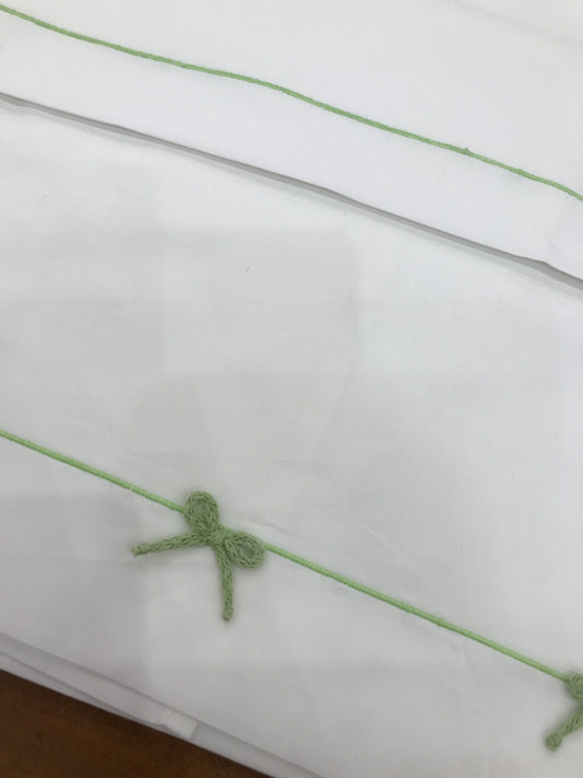 Lenzuolino Colori Chiari in cotone bianco con ricami e fiocchetti in verde