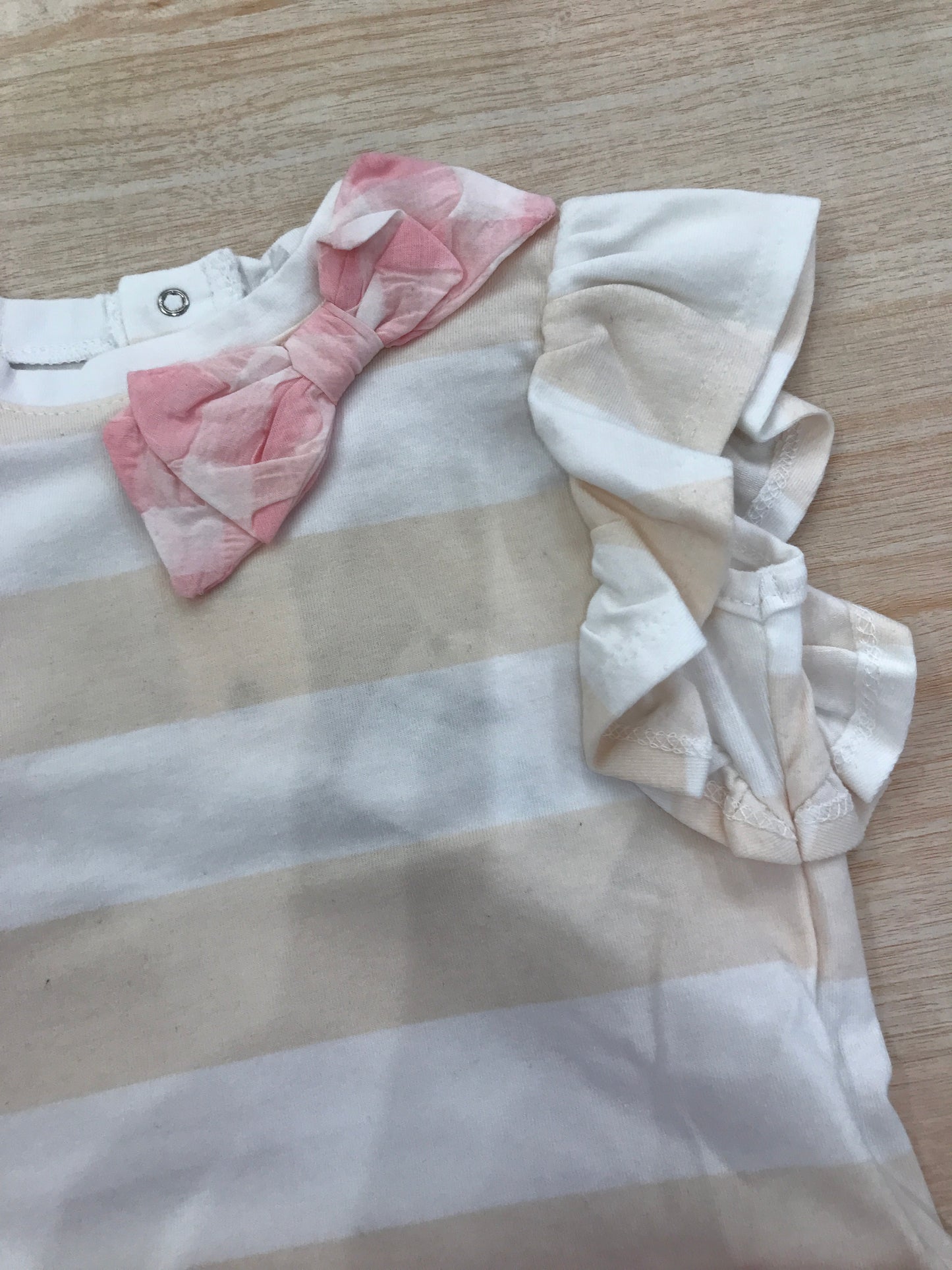 Completo Coccodè in cotone gonna a quadretti con t-shirt beige bianca a righe con rusche con fiocchetto laterale