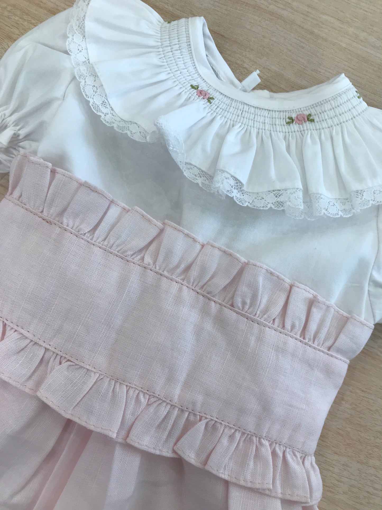 Abito Fofettes in cotone mezza manica a sbuffo con collo con rusche e rose ricamate con fascia in vita