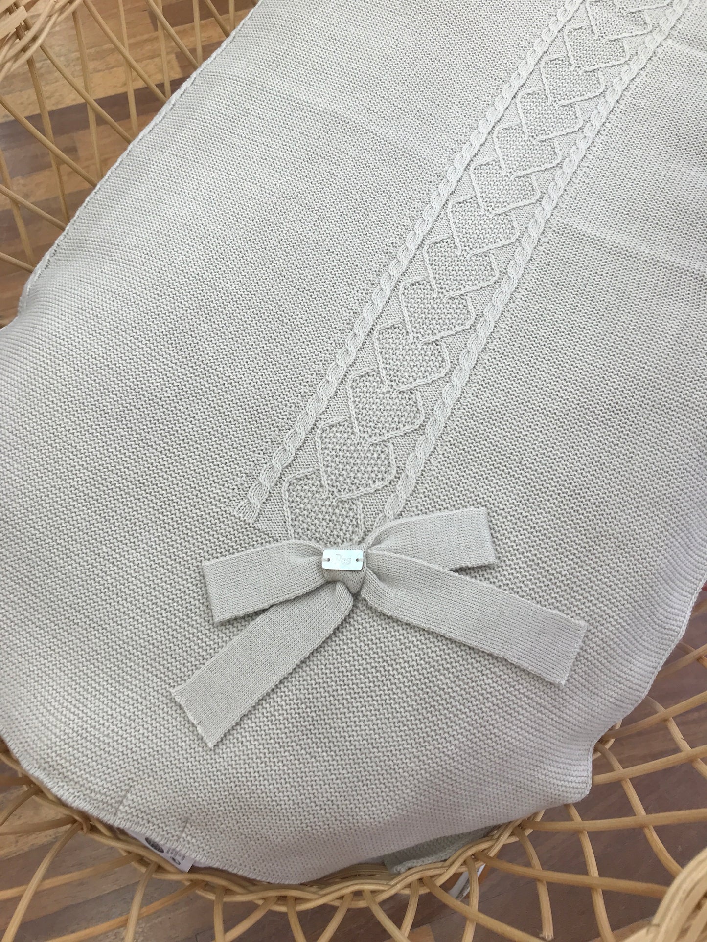 Coperta PCS con lavorazione centrale di trecce e cuori ricamati con fiocco laterale