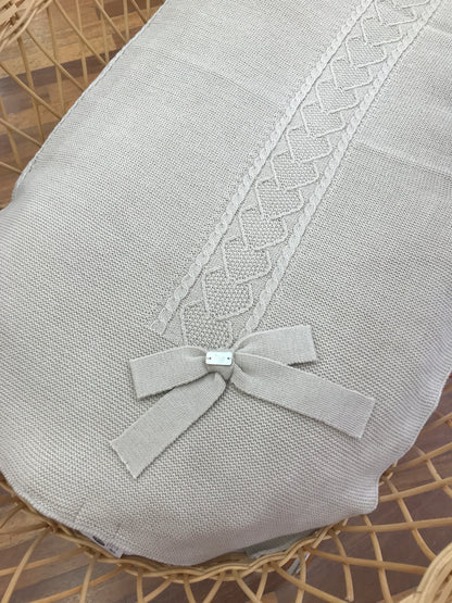 Coperta PCS con lavorazione centrale di trecce e cuori ricamati con fiocco laterale