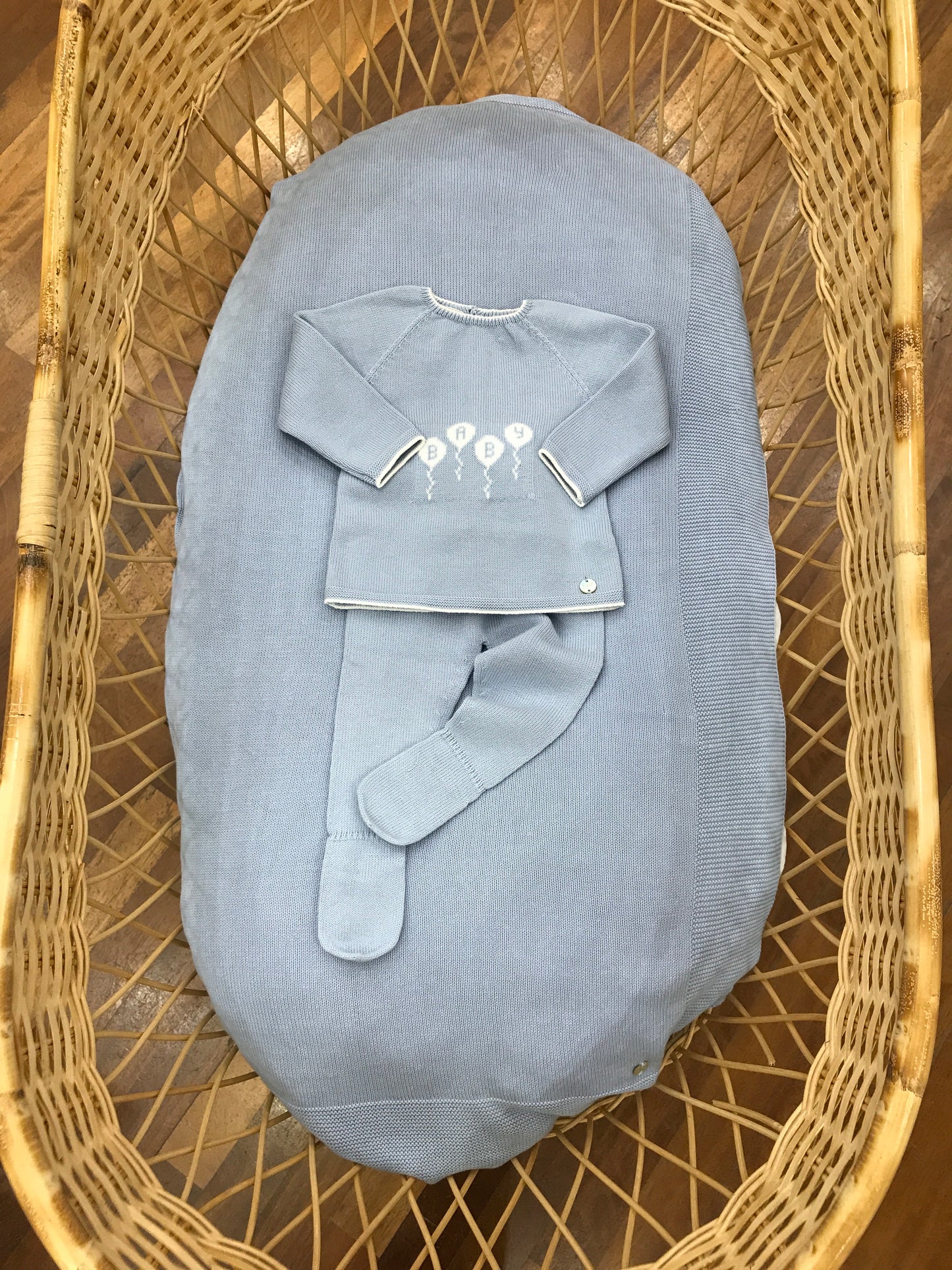 Coordinato nascita Paz Rodriguez in filo celeste coperta con tutina due pezzi con piedini e con decorazione centrale