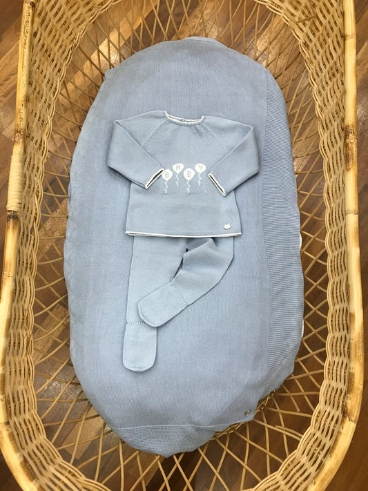 Coordinato nascita Paz Rodriguez in filo celeste coperta con tutina due pezzi con piedini e con decorazione centrale