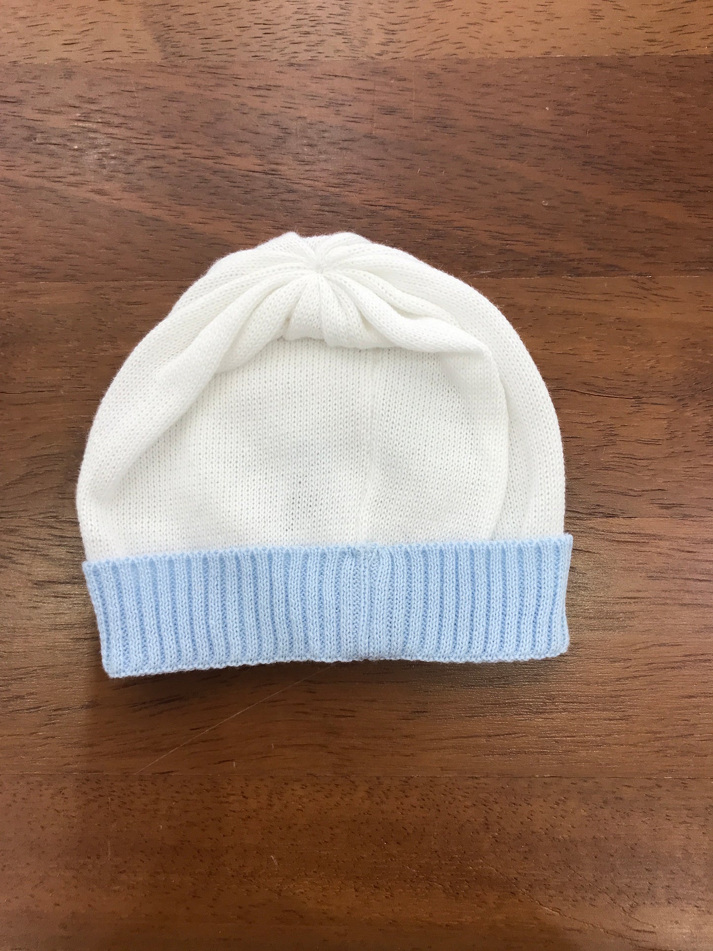 Cappello Baby Lord infilo bianco con risvolto celeste con fiocco e pois ricamati