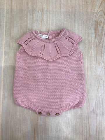 Pagliaccetto PCS in filo rosa con collo con rusche traforata