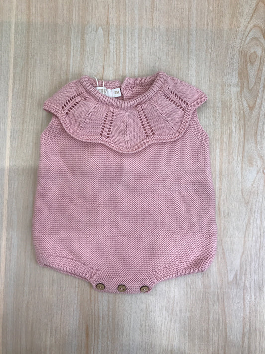 Pagliaccetto PCS in filo rosa con collo con rusche traforata