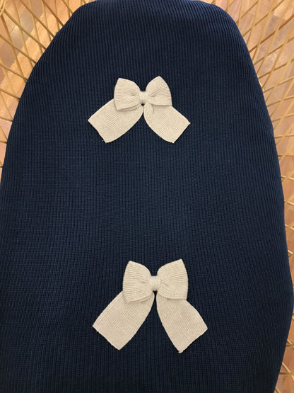 Coperta Baby Lord in lana a coste inglese blu scuro con doppio fiocco tortora centrale
