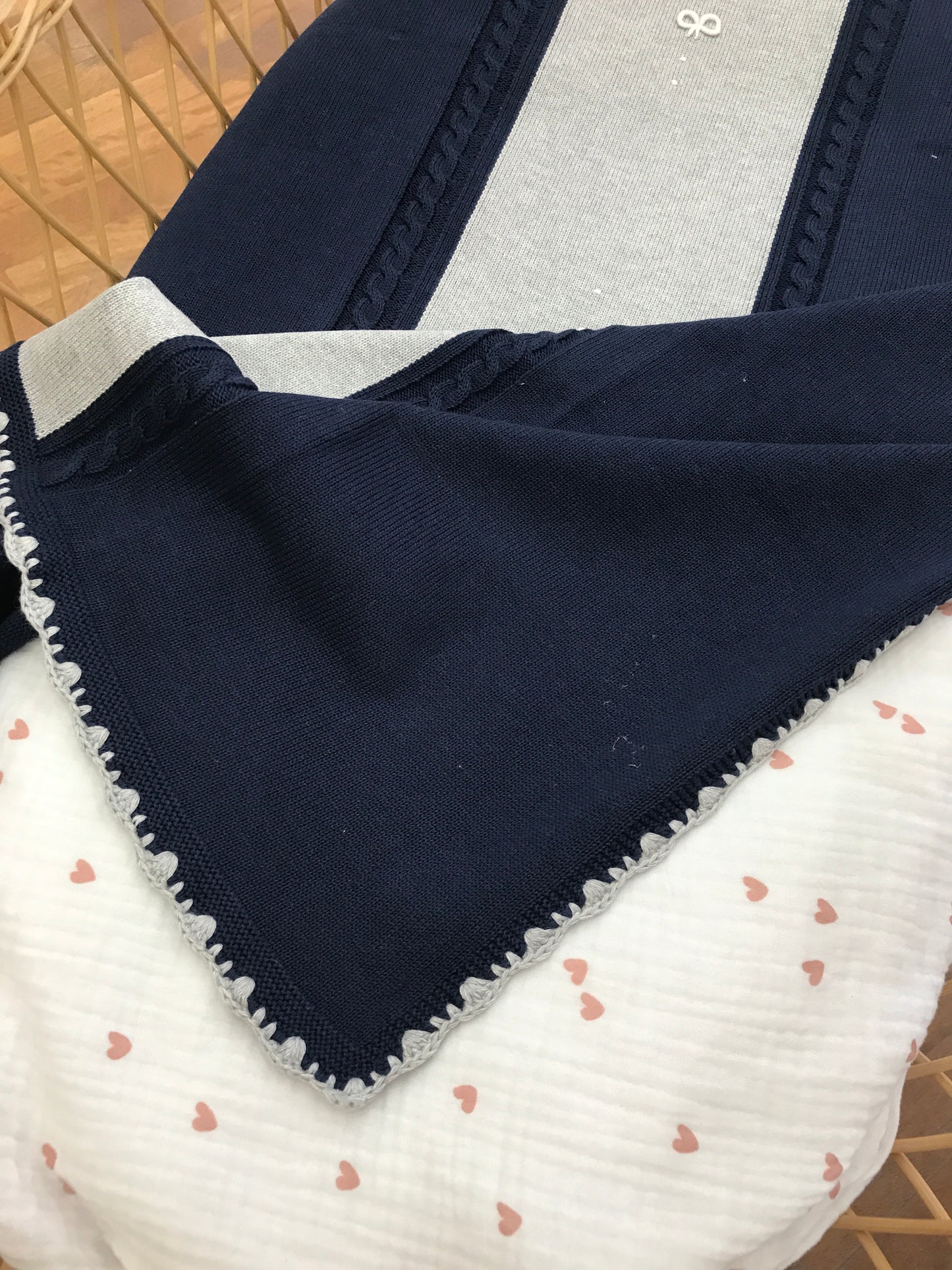 Coperta Le Dodò in filo blu con punto gambero grigio e fiocchetti bianchi su base grigia al centro