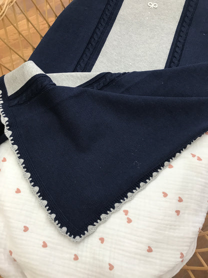 Coperta Le Dodò in filo blu con punto gambero grigio e fiocchetti bianchi su base grigia al centro