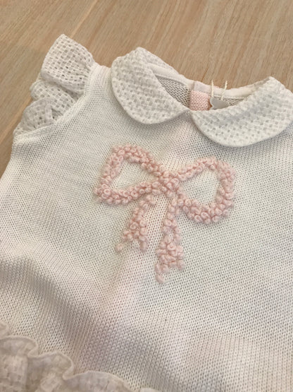 Abito Ladia in filo bianco con spalline con rusche fiocco rosa ricamato al centro