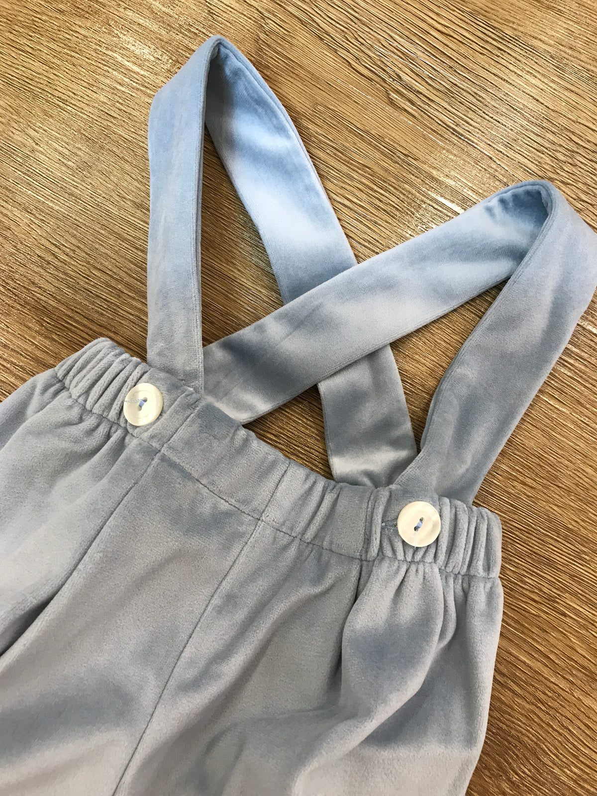 Pantalone Colibrì in velluto celeste polvere di tonalità chiara con bretelle
