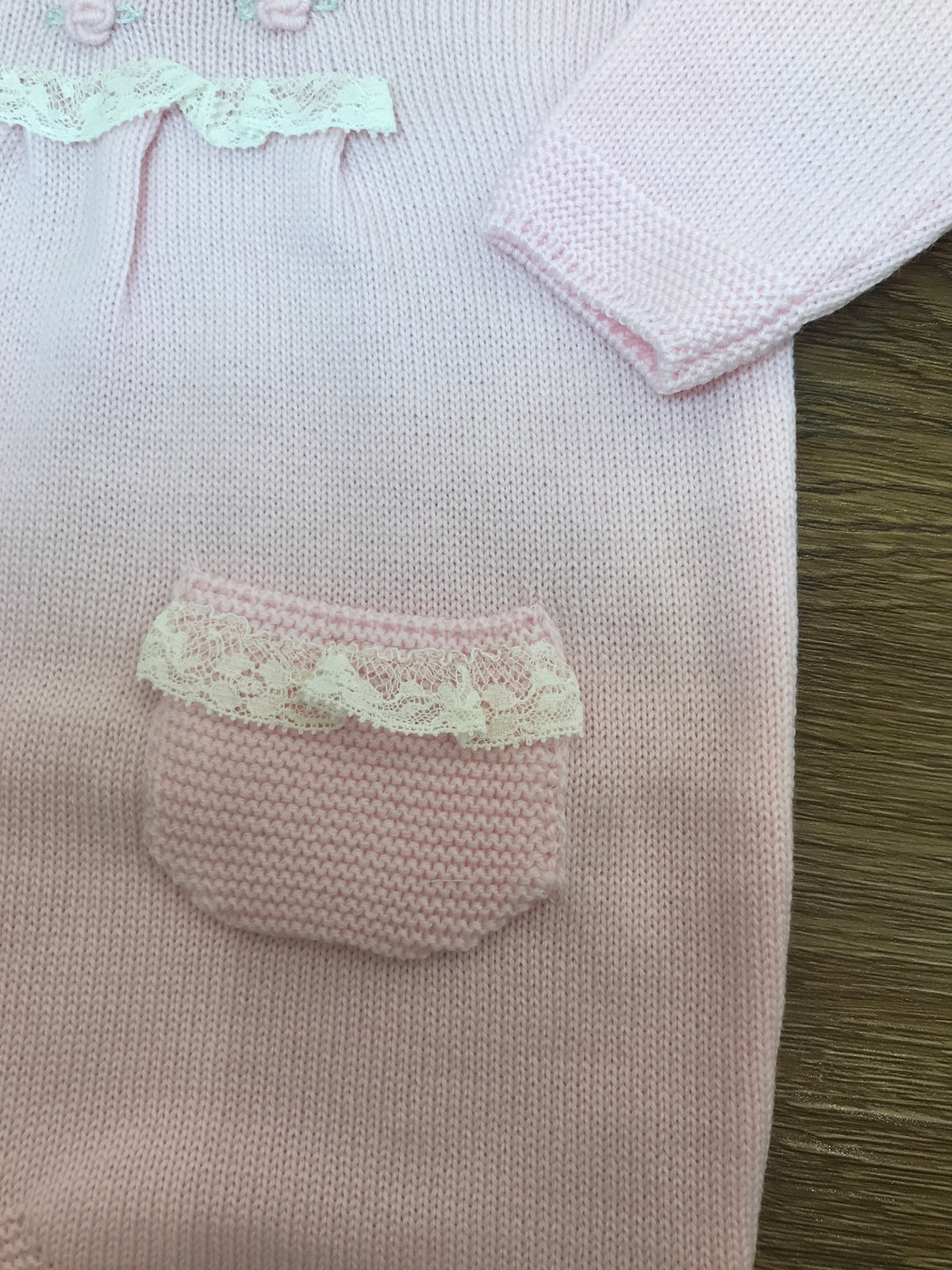 Coordinato Baby Lord set comprende copertina tutina scarpine e cuffietta coordinati da fiocchi e valancienne escluso il lenzuolino dal coordinato