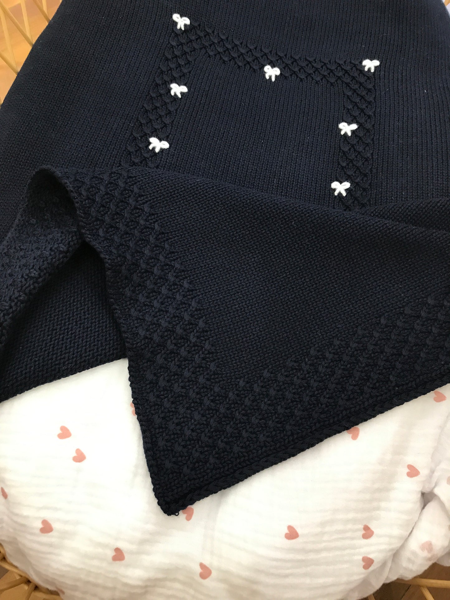 Coperta Colibrì in filo blu scuro con riquadro rifinito con fiocchetti bianchi ricamati a mano