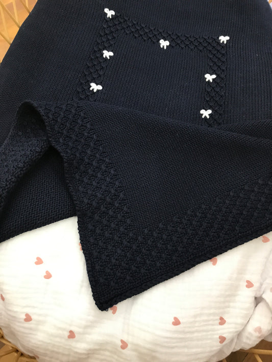 Coperta Colibrì in filo blu scuro con riquadro rifinito con fiocchetti bianchi ricamati a mano