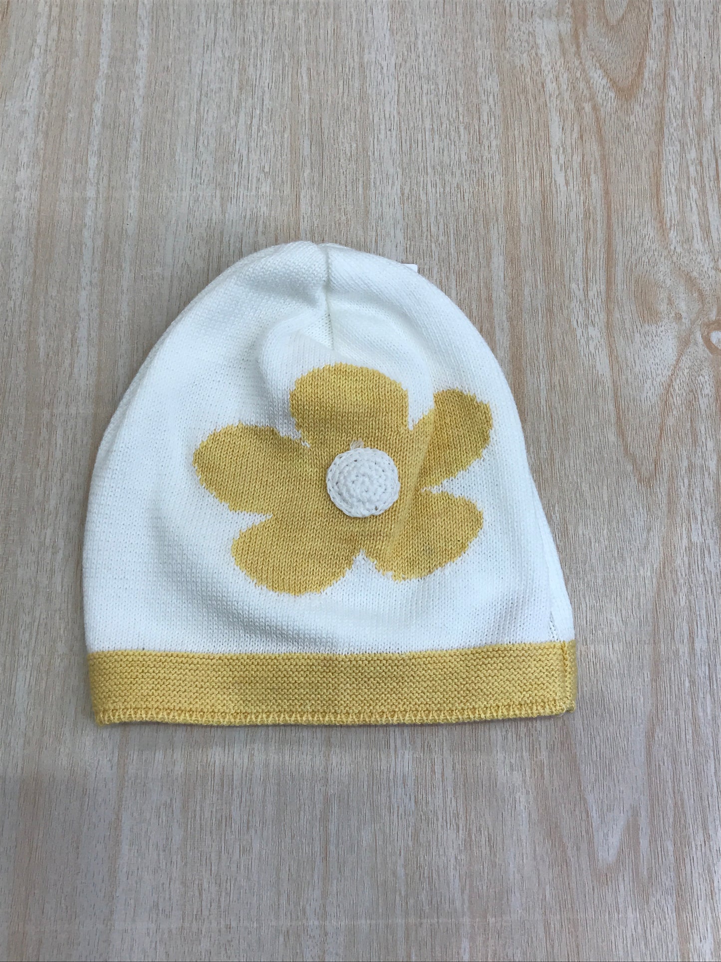 Cappello Colori Chiari in filo bianco con fiore giallo sul davanti
