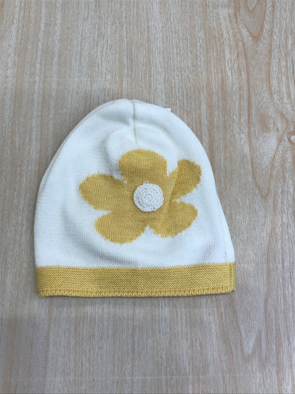 Cappello Colori Chiari in filo bianco con fiore giallo sul davanti