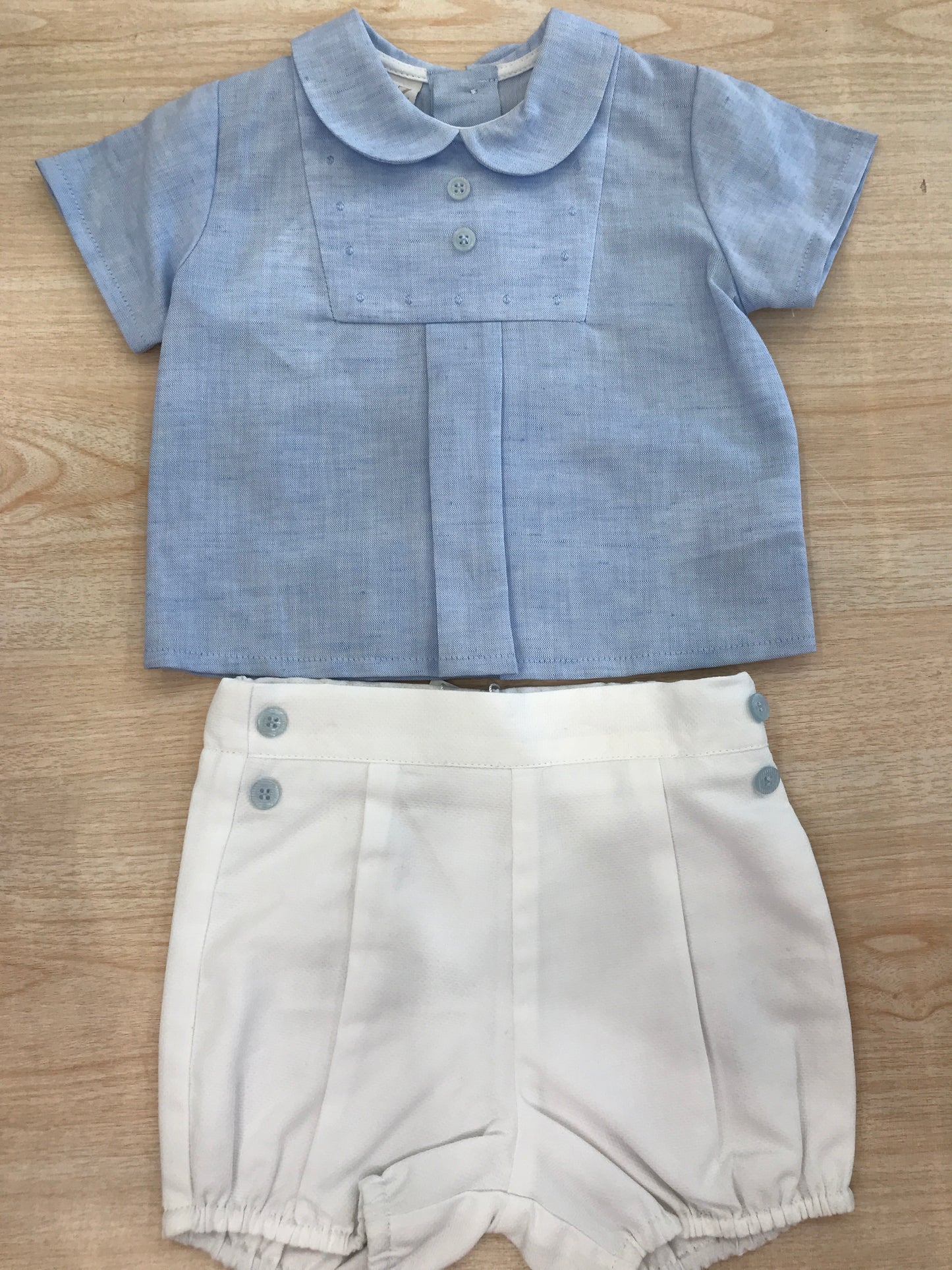 Completo Paz Rodriguez camicia mezza manica celeste con pantalone corto bianco con bottoncini