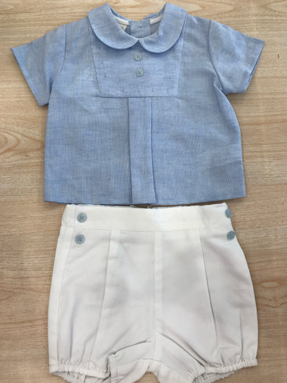 Completo Paz Rodriguez camicia mezza manica celeste con pantalone corto bianco con bottoncini