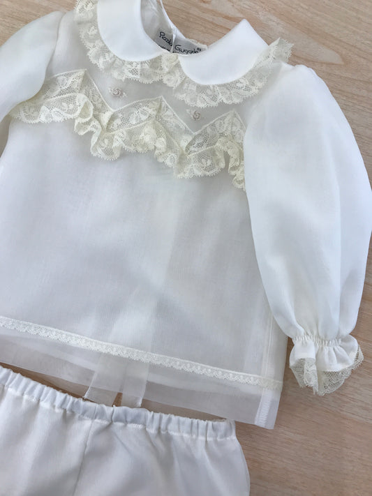Completo Piccola Giuggiola in organza avorio manica lunga lavorazione in pizzo con e roselline ricamate tutto coordinato ad una cuffia e babbucce