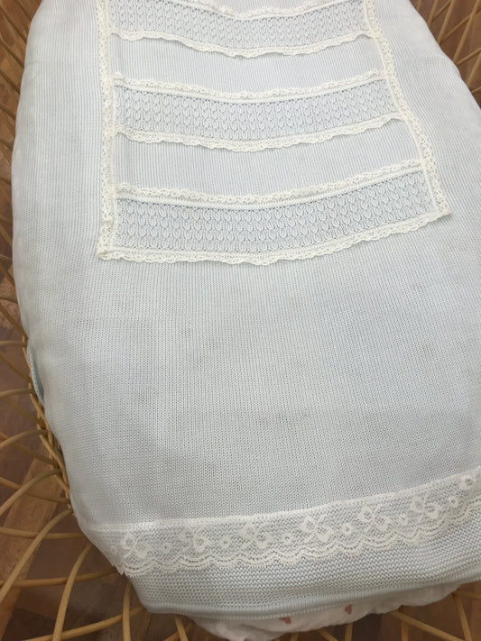 Coperta Bebè di Almy in filo celeste con rifiniture in pizzo ai bordi e riquadro sul davanti