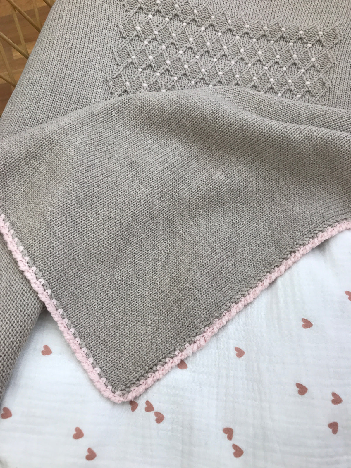 Coperta Le Dodò in lana tortora con lavorazione di punto gambero e punto smock al centro rosa