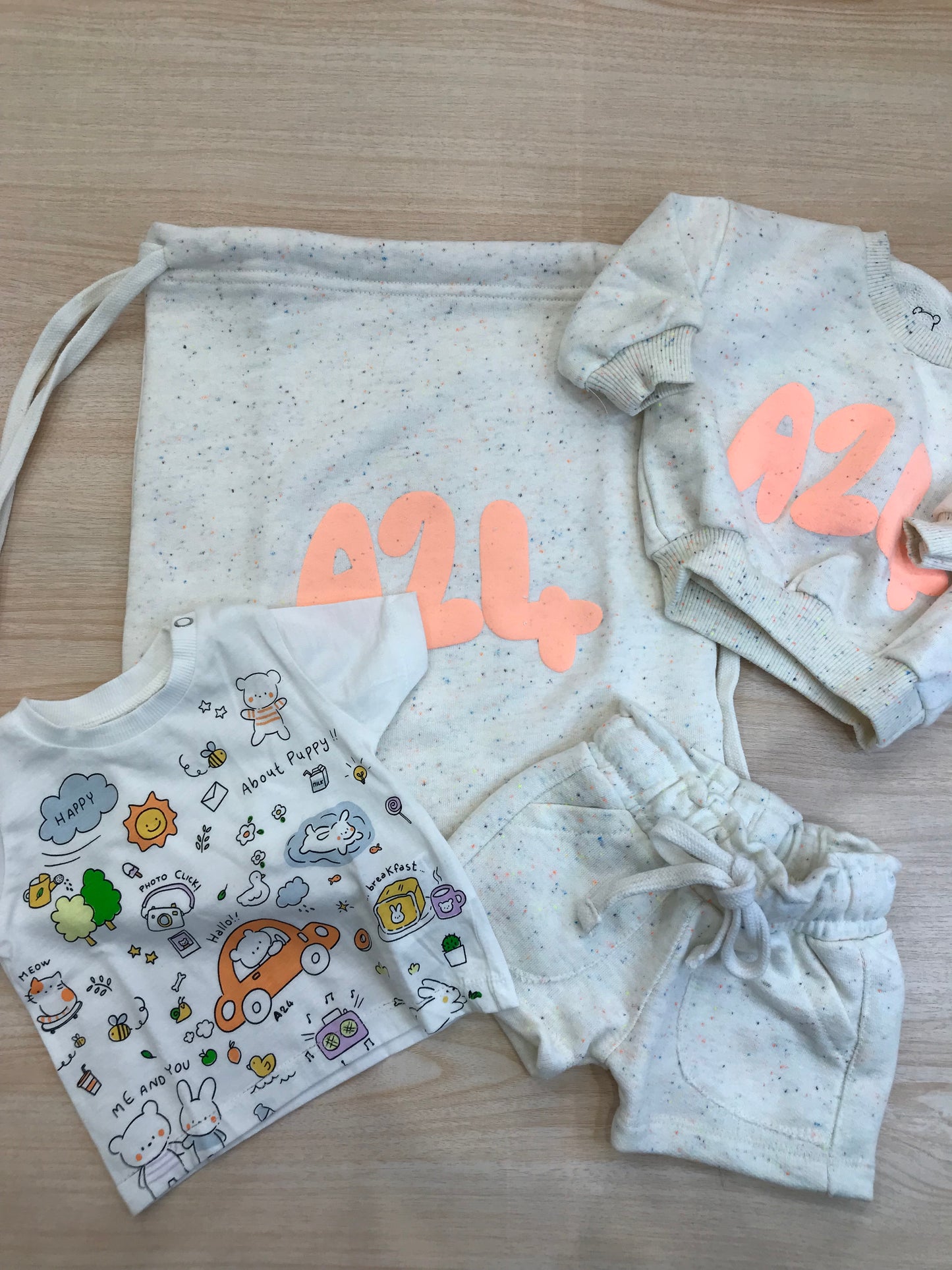 Tuta AVentiquattrore in cotone pantalone corto t-shirt con disegni felpina e sacca abbinata