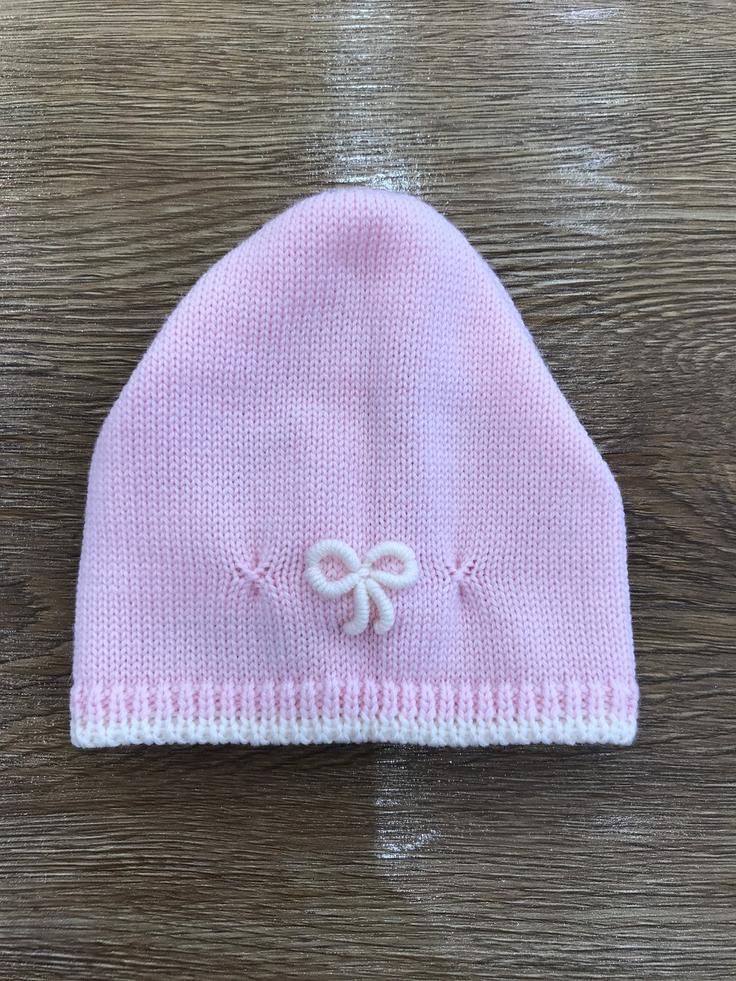 Cappello Bebeè di Almy in lana rosa con ricamo panna e fiocchetto sul davanti