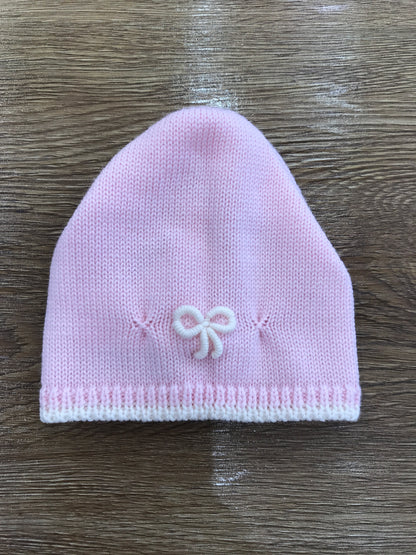 Cappello Bebeè di Almy in lana rosa con ricamo panna e fiocchetto sul davanti