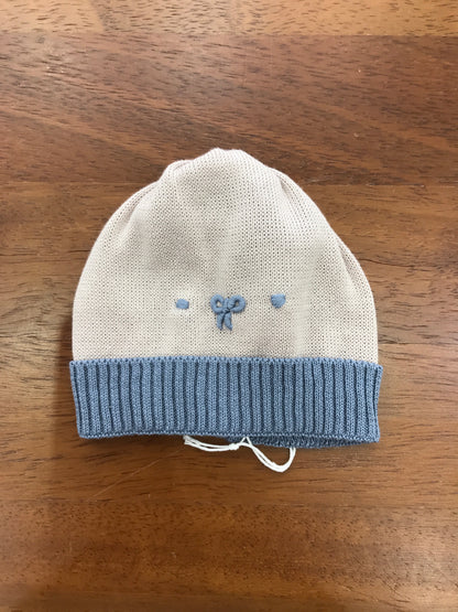 Cappello Baby Lord in filo tortora e avio con fiocchetto e pois ricamati  a  mano