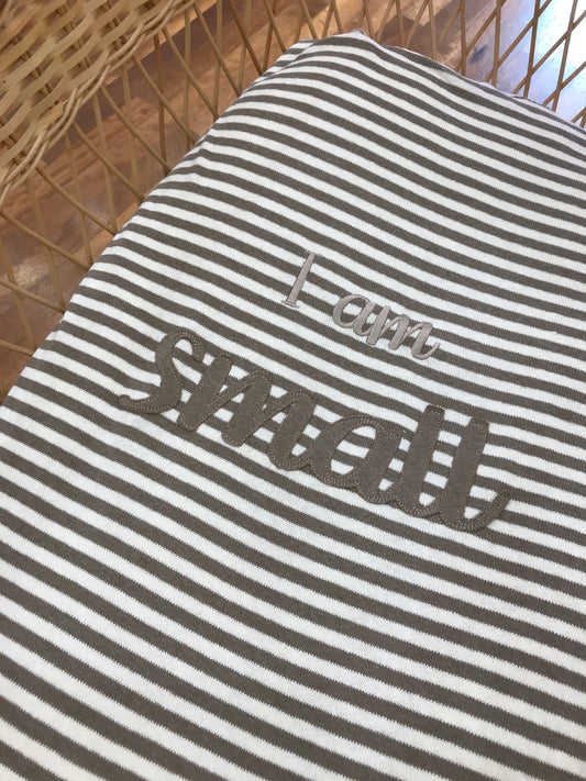 Coperta Nanan in filo a righe beige e gialle con scritta "i'am small" al centro