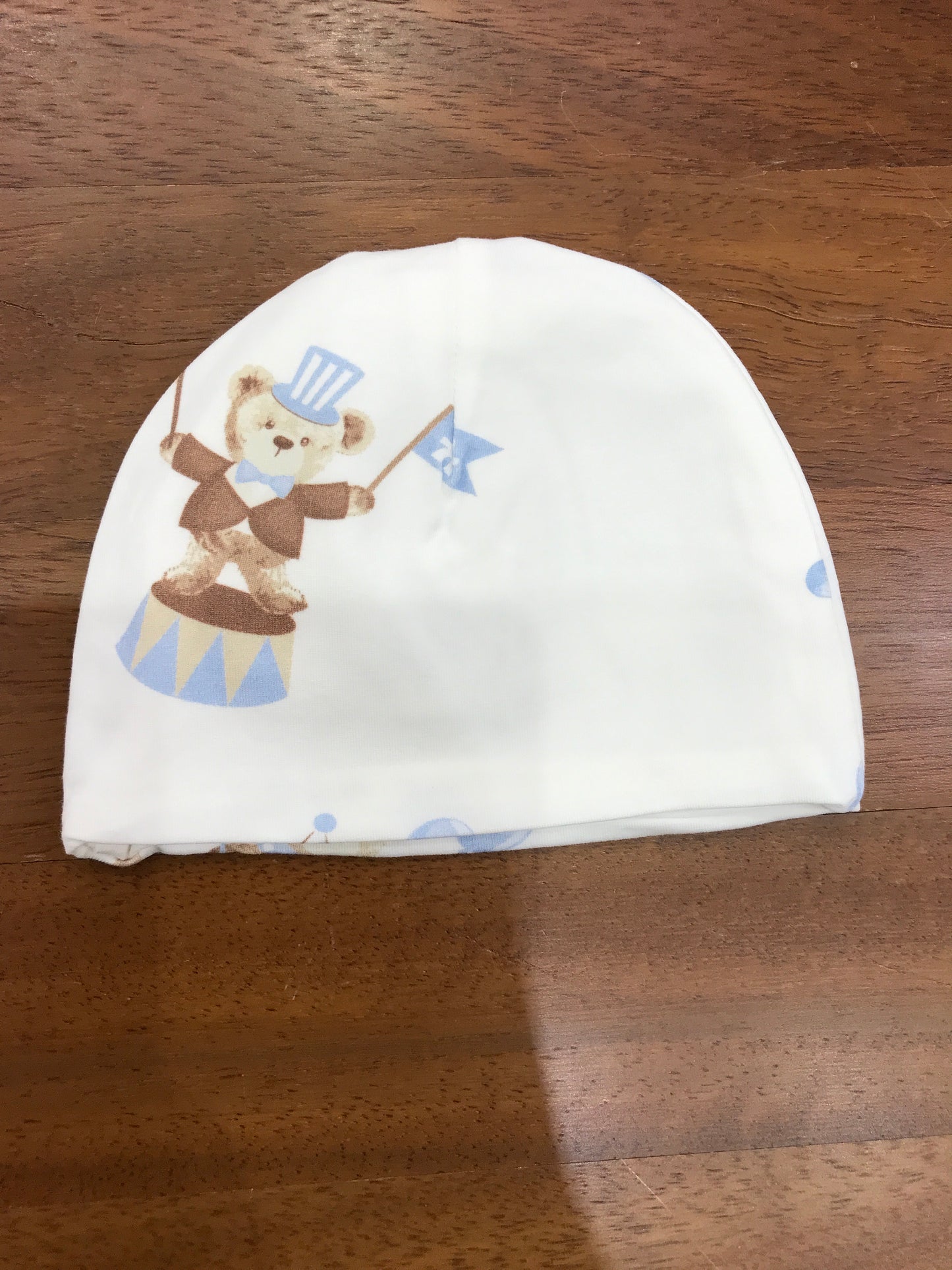 Cappello Le Bebè in cotone bianco con orsetti con dettagli celesti