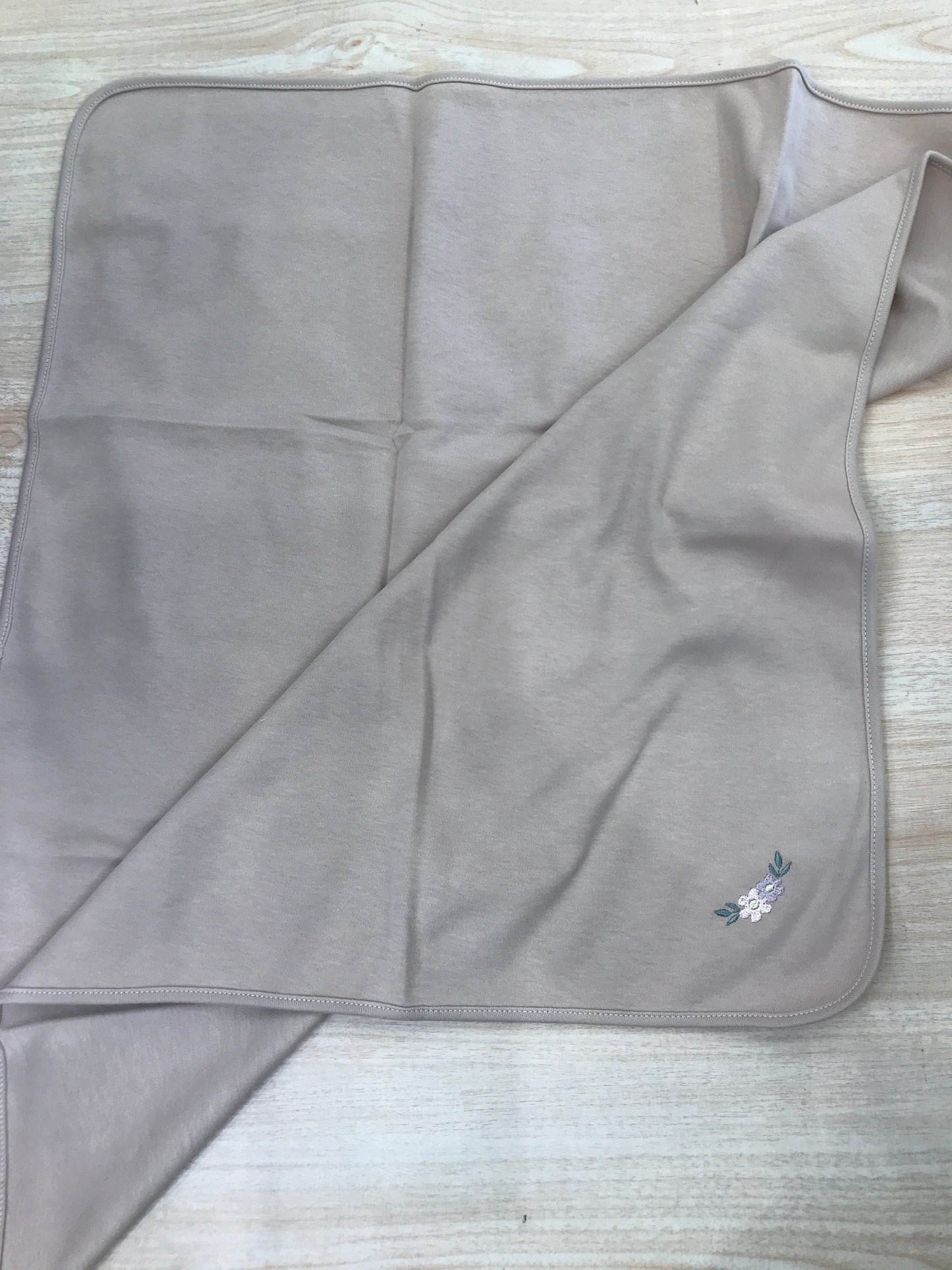 Mussola Baby Gi in cotone rosa antico con fiore camelia ricamato