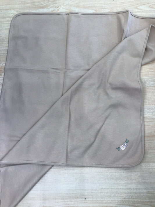 Mussola Baby Gi in cotone rosa antico con fiore camelia ricamato