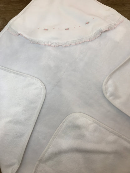 Telo Bagnetto Pepecè in spugna morbida bianco con triangolo contornato da ruche dal profilo rosa con piccole roselline e pois ricamati sul davanti